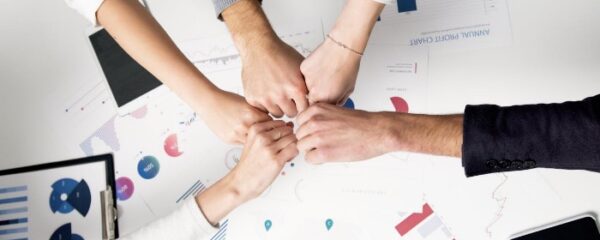Équipe utilisant un logiciel de gestion d'affaires en entreprise