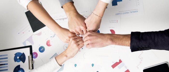 Équipe utilisant un logiciel de gestion d'affaires en entreprise